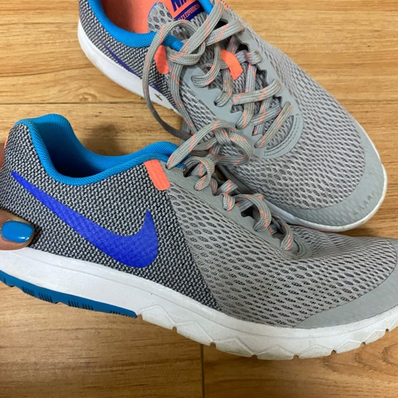 Nike women’s runners - Picture 2 of 4